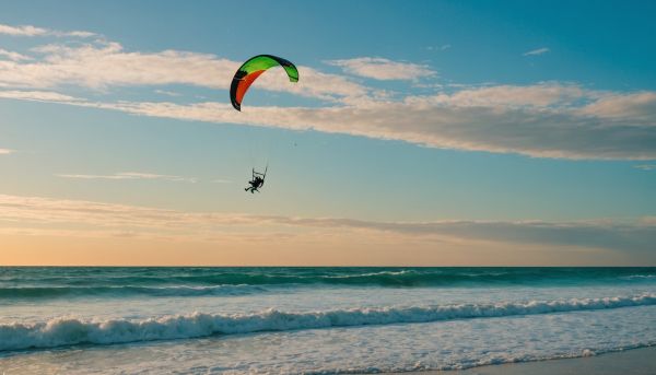 Le kitesurf associe la puissance du vent et la glisse pure