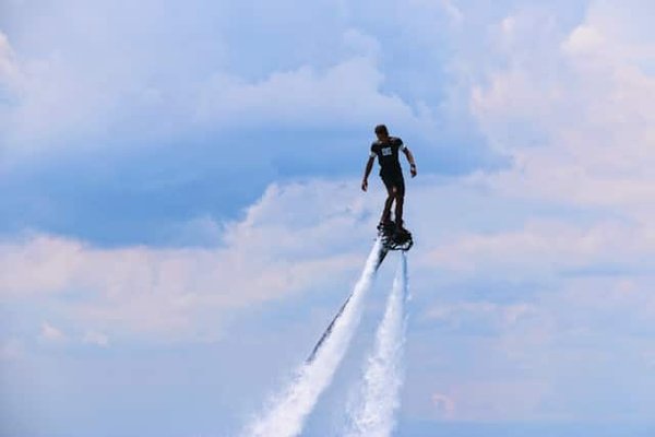 Envolez-vous sur l'eau : Guide complet du Flyboard et son fonctionnement