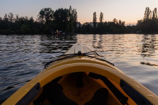 Kayak ou Canoë : Comprendre les Différences pour Choisir votre Embarcation