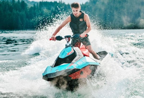 Guide complet pour débutants : Apprendre le ski nautique, le wakeboard et le jet ski