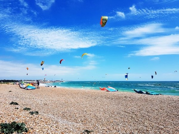 Kitesurf ou Windsurf : Quel Sport Choisir pour Dompter les Vagues ?