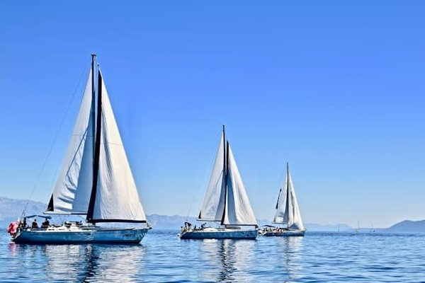 Découvrez la Liberté sur l'Eau avec un Bateau sans Permis à Louer