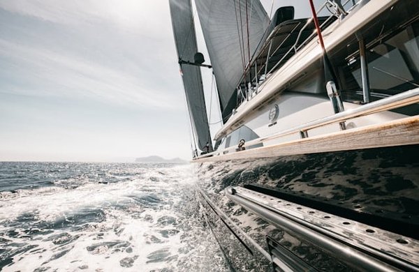 Découvrez l'Élégance du Bateau à Voile Français: Entre Tradition et Modernité