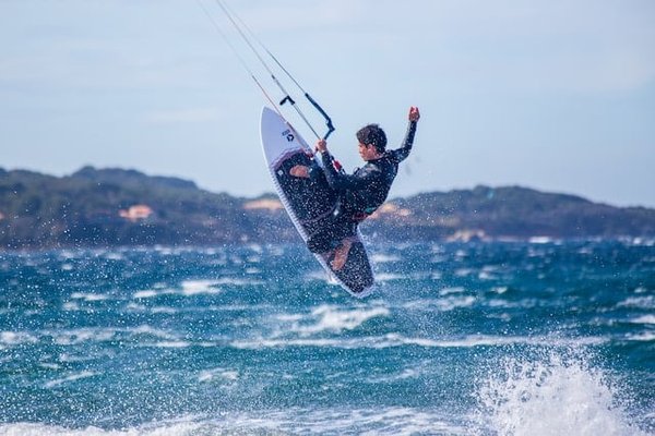Les Secrets pour Devenir un Pro du Surf au Pays Basque : Votre Guide Complet des Cours et Spots Incontournables