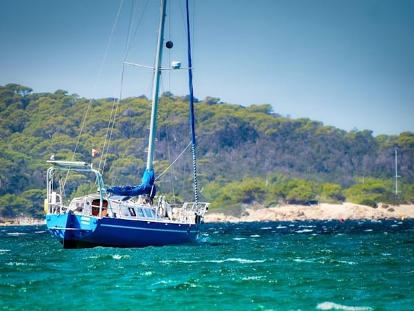 Votre guide ultime pour la location de catamaran à Hyères : Naviguez en toute liberté !